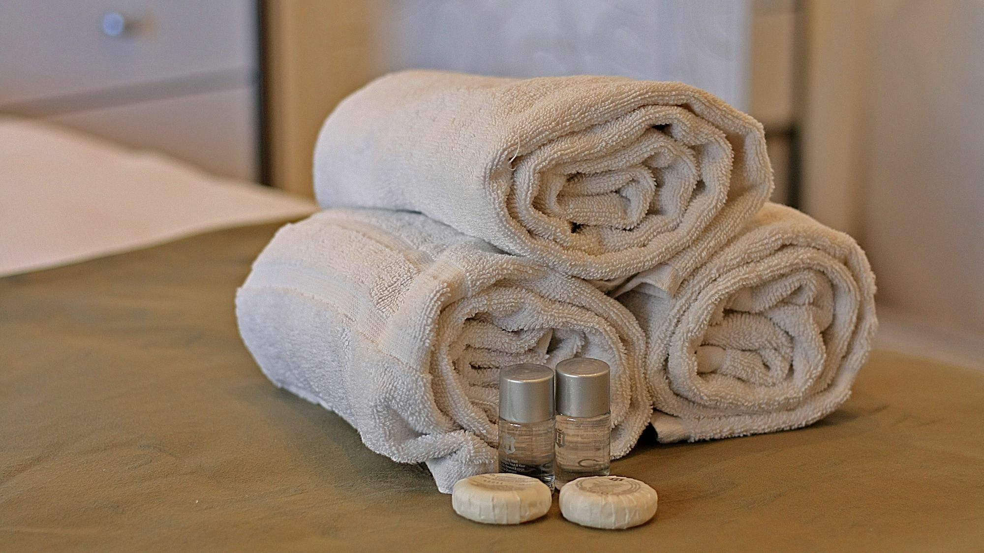 Apartamentos Suites Oficentro Deluxe Malaga Luaran gambar